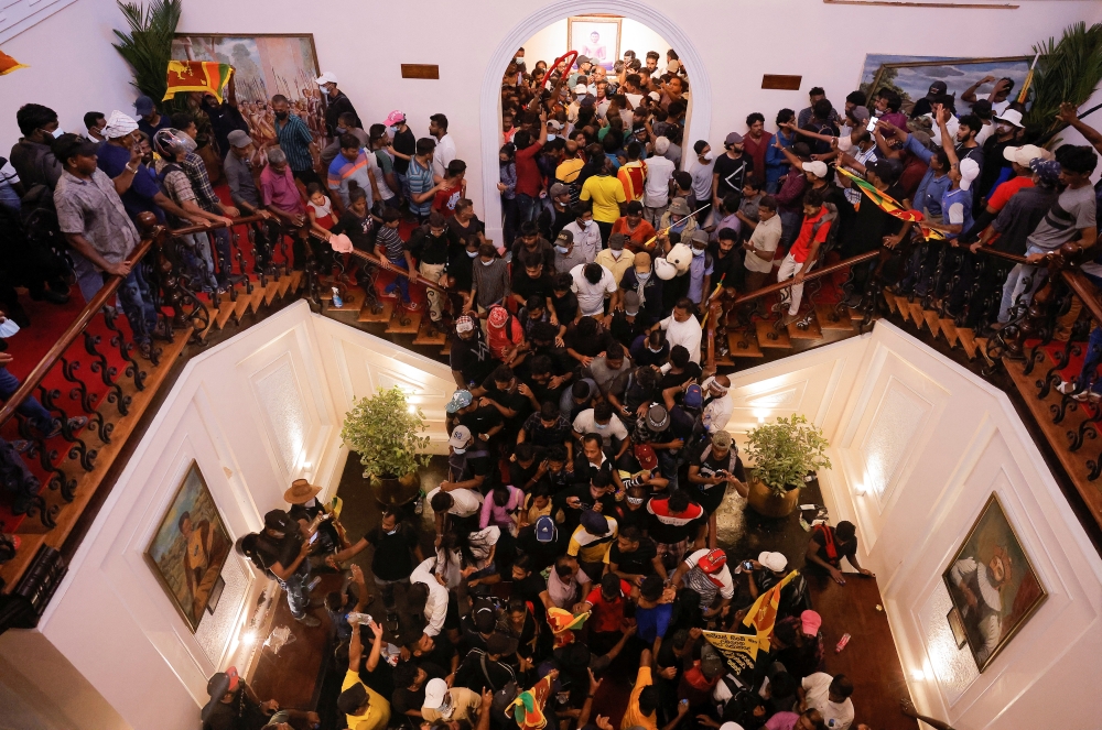Demonstrators protest inside the President's House premises, after President Gotabaya Rajapaksa fled, amid the country's economic crisis, in Colombo, Sri Lanka July 9, 2022. (REUTERS/Dinuka Liyanawatte)