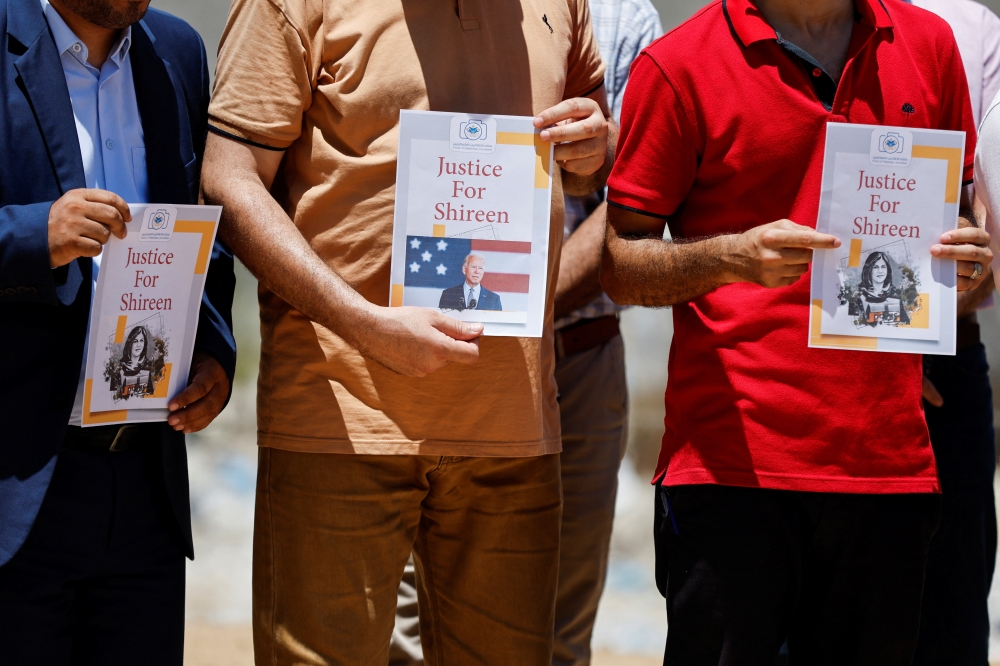 Palestinians attend a protest demanding U.S President Joe Biden to achieve justice for Al Jazeera journalist Shireen Abu Akleh, who was killed during an Israeli raid in Jenin, in Gaza City July 13, 2022. REUTERS/Ibraheem Abu Mustafa
