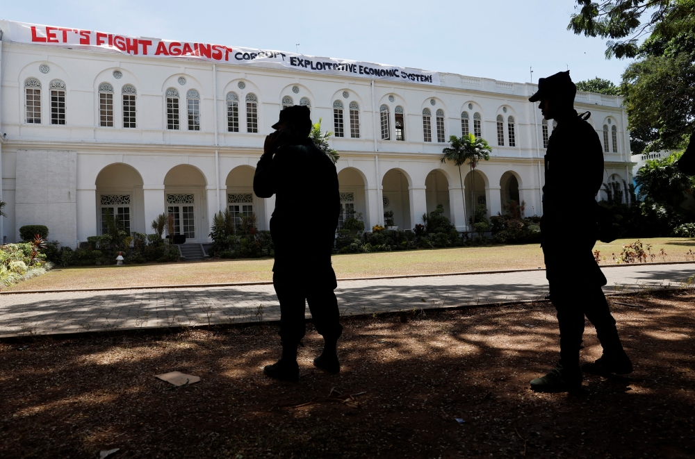 Security personnel stand guard outside the President's house premises after protestors vacated it following the news of President Gotabaya Rajapaksa leaving the country, amid the country's economic crisis, in Colombo, Sri Lanka, July 14, 2022. (REUTERS/Adnan Abidi)