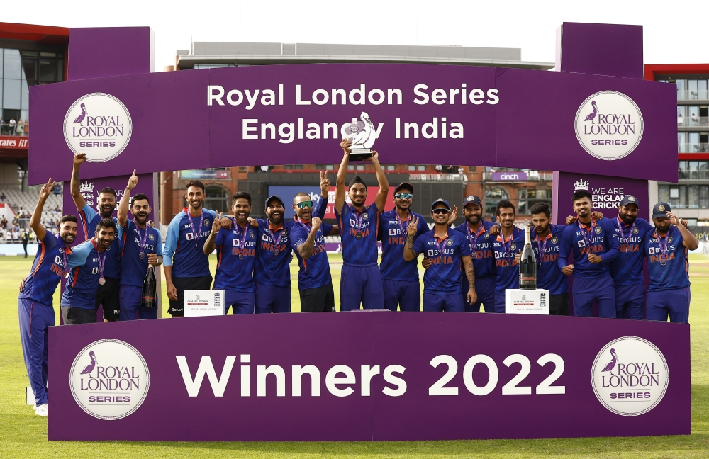 India team members celebrate with the Royal London Series trophy after winning the One Day International Series in Manchester, Britain, July 17, 2022. (Reuters/Jason Cairnduff)