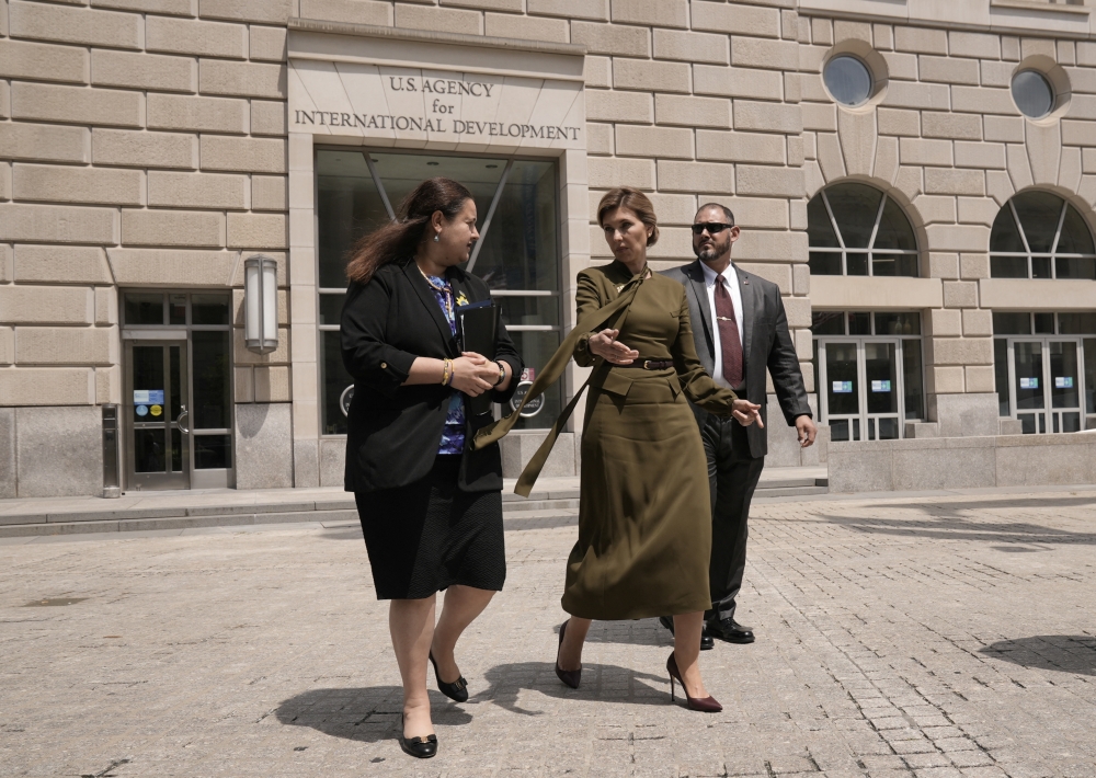 Olena Zelenska, wife of Ukraine's President Volodymyr Zelenskiy speaks with Ukrainian Ambassador to the US Oksana Markarova, after attending a meeting at the US Agency for International Development building in Washington, US, July 18, 2022. (REUTERS/Ken Cedeno)