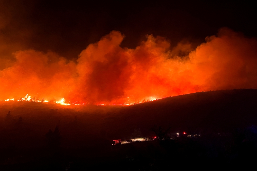 A wildfire burns in Ntrafi, near Athens, Greece July 20, 2022. REUTERS/Giorgos Moutafis