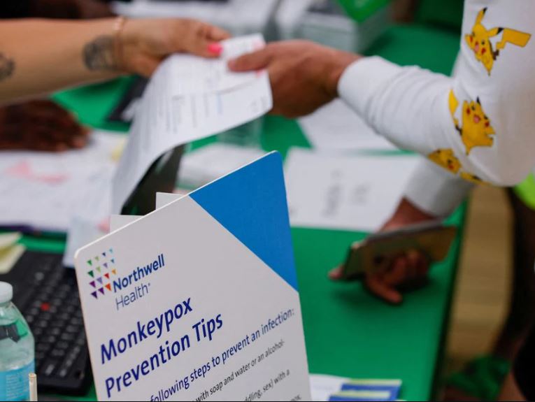 A person receives a monkeypox vaccination at the Northwell Health Immediate Care Center at Fire Island-Cherry Grove, in New York, US, July 15, 2022. (REUTERS/Eduardo Munoz)


