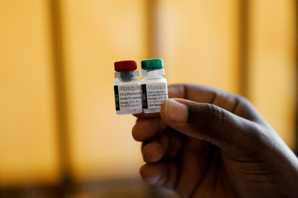 A nurse holds malaria vaccine vials at the Lumumba Sub-County hospital in Kisumu, Kenya, July 1, 2022. (REUTERS/Baz Ratner)