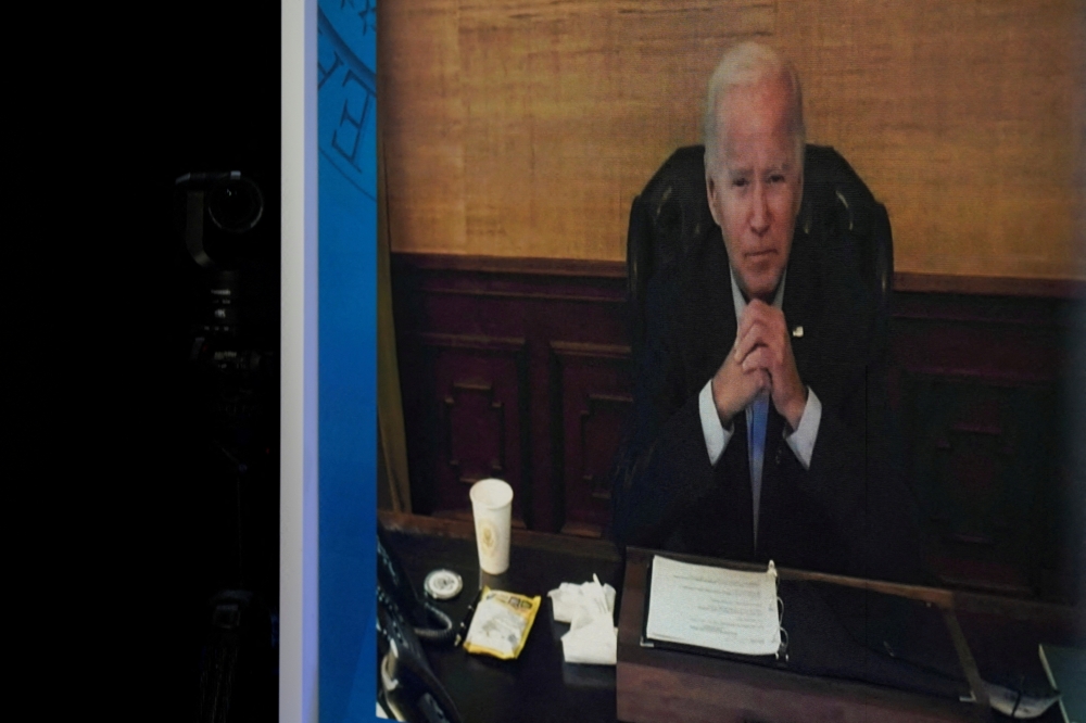 US President Joe Biden, who has coronavirus disease, appears on a screen during a virtual meeting with his economic team at the White House in Washington on July 22, 2022. (REUTERS/Elizabeth Frantz)
