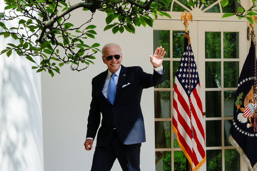 US President Joe Biden waves after delivering remarks to staff in the Rose Garden as he returns from COVID-19 isolation to work in the Oval Office, at the White House in Washington on July 27, 2022. (REUTERS/Jonathan Ernst)