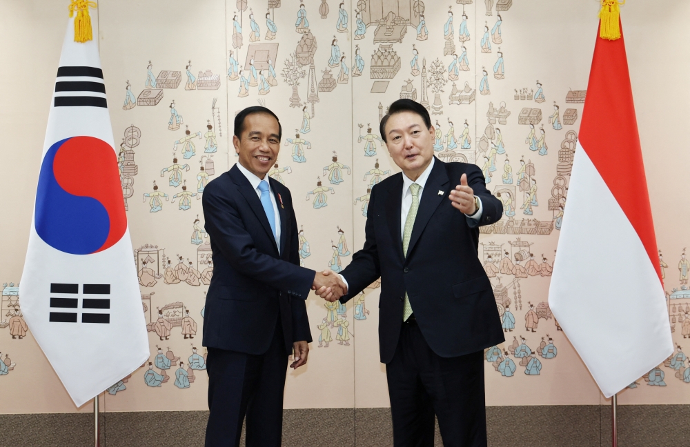 Indonesia's President Joko Widodo shakes hands with South Korea's President Yoon Suk-yeol at the Presidential Office in Seoul, South Korea, July 28, 2022. Yonhap via REUTERS
