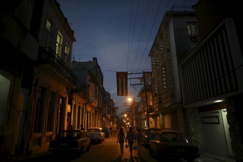 FILE PHOTO - People walk on a street in downtown Havana December 29, 2015. REUTERS/Alexandre Meneghini