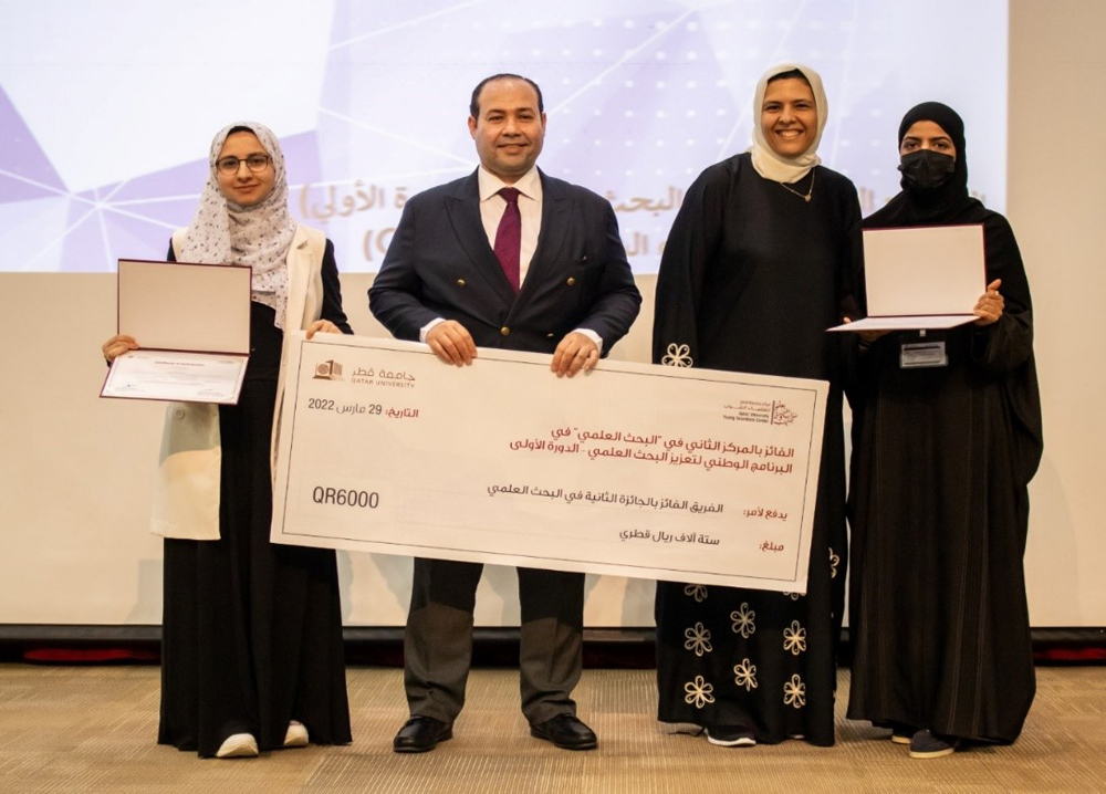 Dr. Hesham M Korashy, Professor of Pharmaceutical Sciences at College of Pharmacy at Qatar University, with the students.