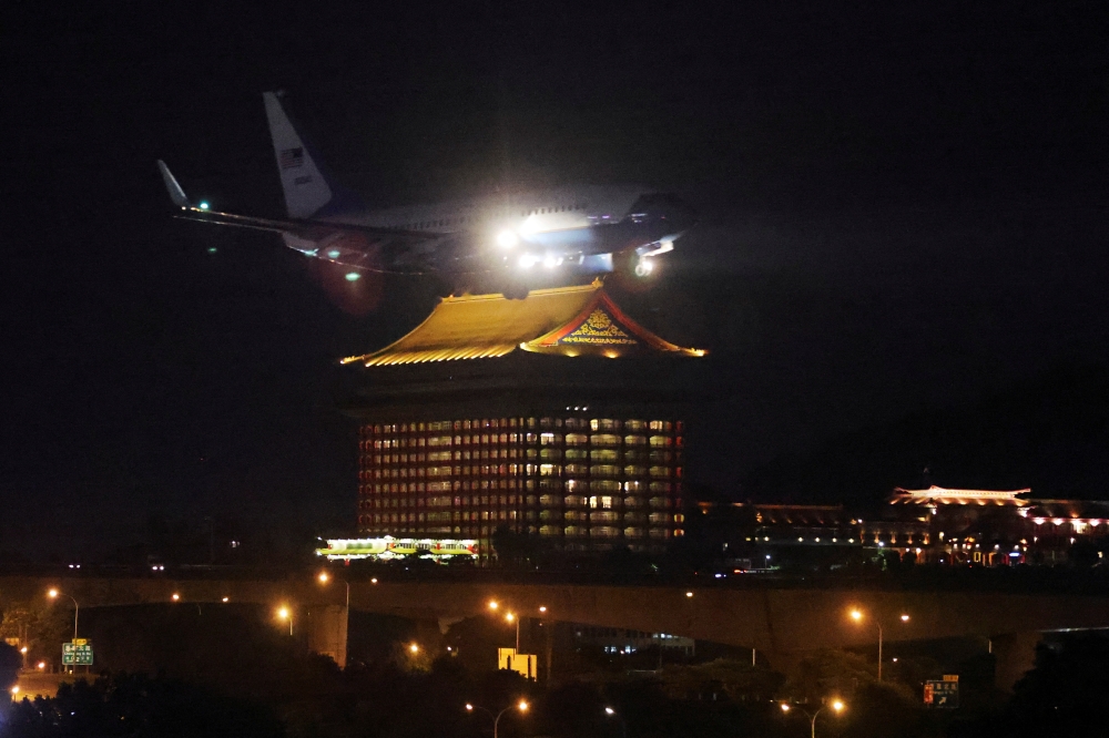 A plane carrying US House of Representatives Speaker Nancy Pelosi and other members of the US delegation arrives in Taipei, Taiwan, August 2, 2022. (REUTERS/Jameson Wu)