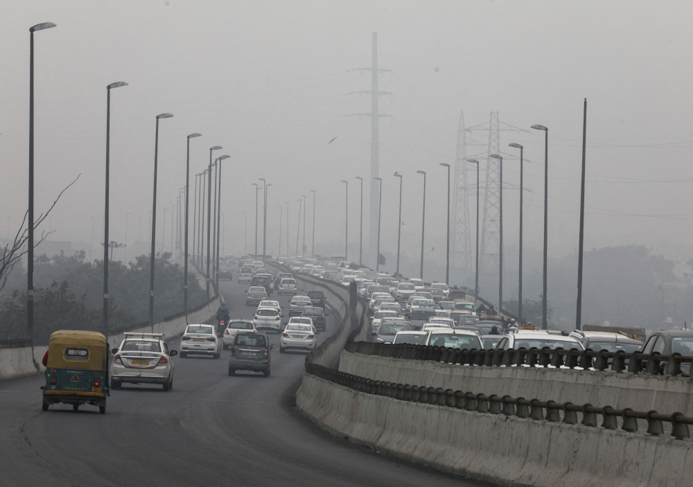 Vehicles are seen on a highway on a smoggy morning in New Delhi, India, December 2, 2021. REUTERS/Anushree Fadnavis/File Photo