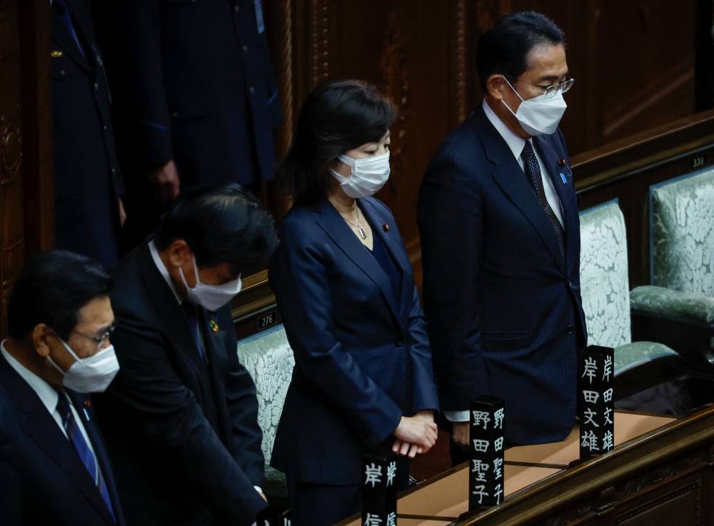 Japan's Prime Minister Fumio Kishida and other lawmakers pay condolences to late former Prime Minister Shinzo Abe, while U.S. House of Representatives Speaker Nancy Pelosi visits the lower house hall of the Parliament, in Tokyo, Japan August 5, 2022. Reuters/Issei Kato