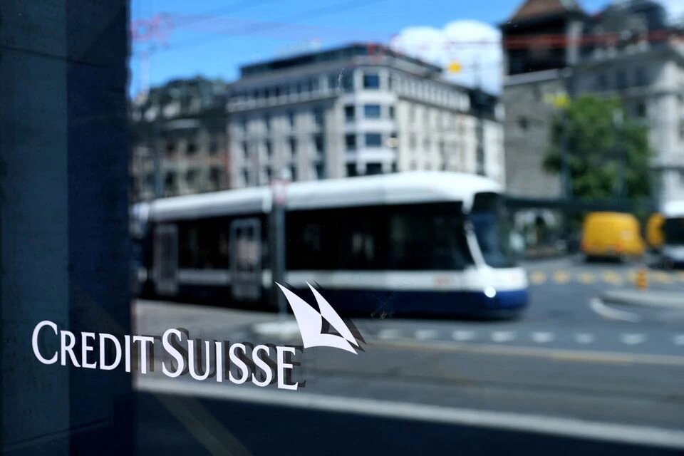 A logo is pictured on the Credit Suisse bank in Geneva, Switzerland, June 9, 2022. REUTERS/Denis Balibouse
