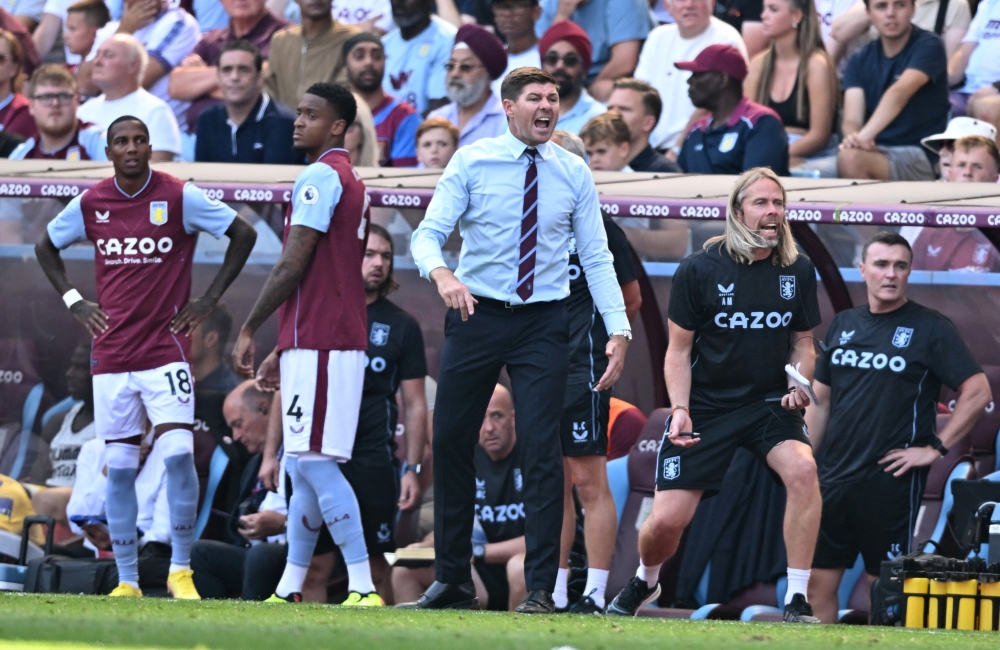 Aston Villa manager Steven Gerrard reacts as Ashley Young and Ezri Konsa look on. (REUTERS/Dylan Martinez)