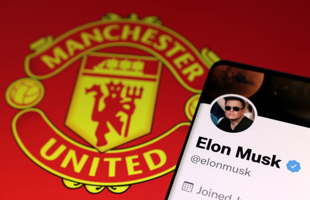 Elon Musk's twitter account and Manchester United logo are seen in this illustration taken, August 17, 2022. (REUTERS/Dado Ruvic)