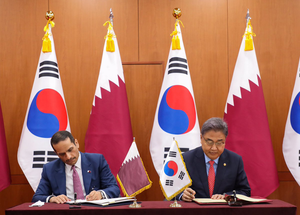 Deputy Prime Minister and Minister of Foreign Affairs H E Sheikh Mohammed bin Abdulrahman Al Thani and South Korea's Minister of Foreign Affairs H E Park Jin signing the agreement in Seoul yesterday.
