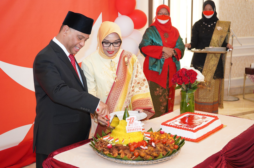 Indonesian Ambassador H E Ridwan Hassan leads the Tumpeng cutting which symbolises the gratitude of Indonesian people for the blessing of independence. 