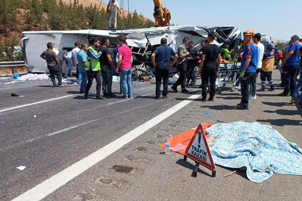 Rescue and emergency responders work at the scene after a bus crash on the highway between Gaziantep and Nizip, Turkey August 20, 2022. Ihlas News Agency via REUTERS