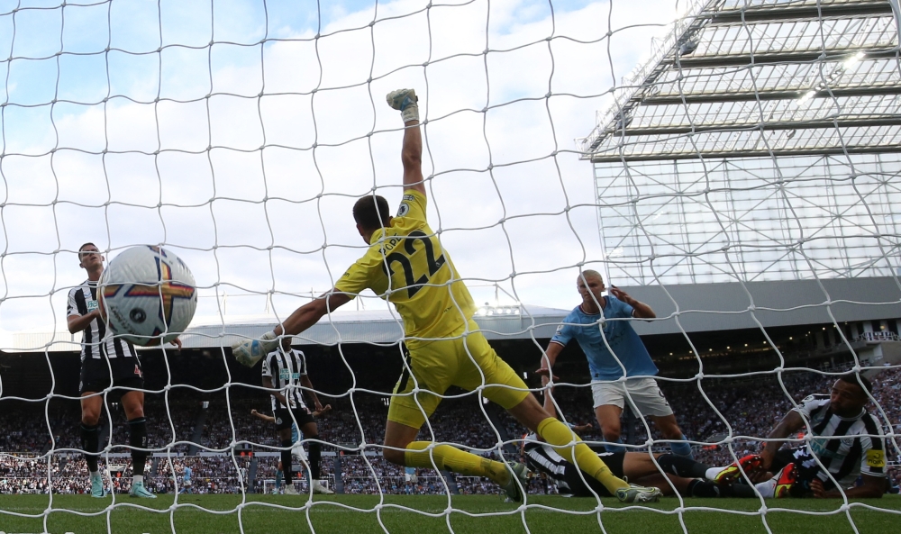 Manchester City's Erling Braut Haaland scores their second goal past Newcastle United's Nick Pope. (REUTERS/Scott Heppell)

