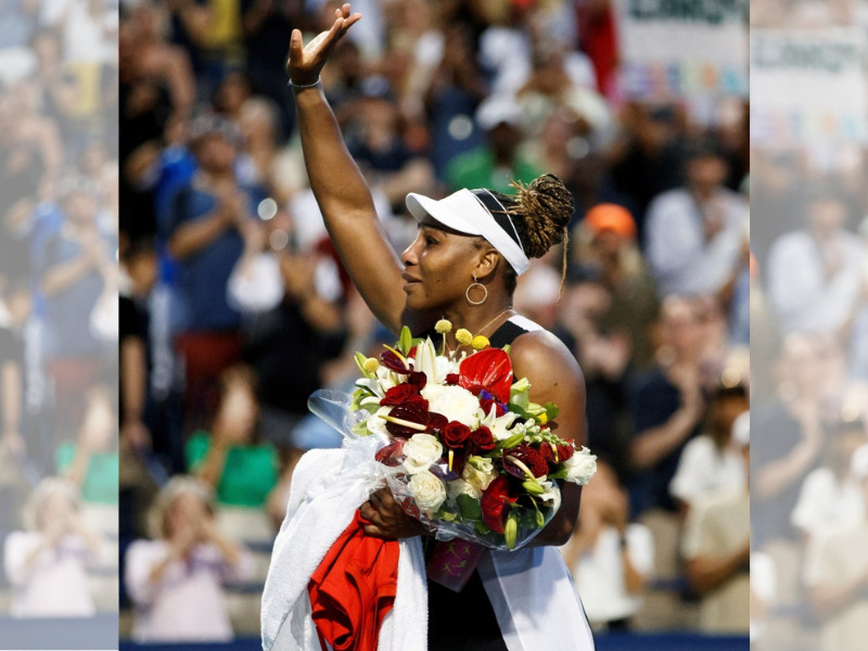 Veteran US tennis player Serena Williams waves to the crowd following her loss against Switzerland's Belinda Bencic during the National Bank Open in Toronto, Ontario, Canada, August 10, 2022. (REUTERS/Cole Burston)
