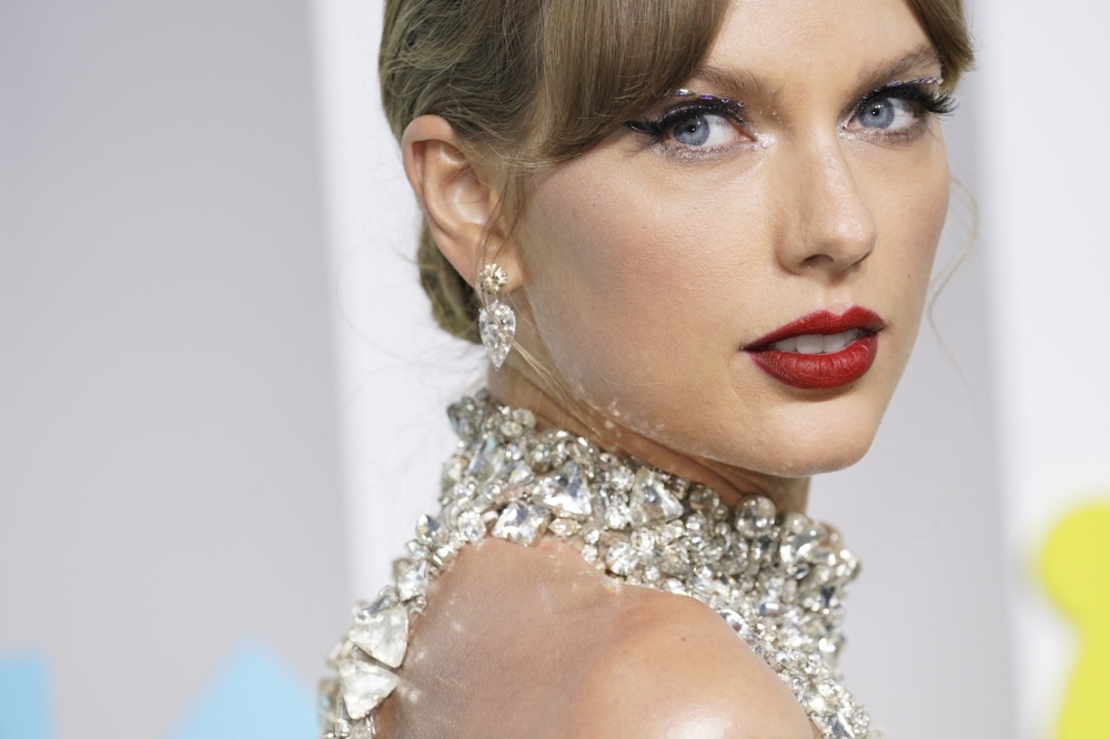 Taylor Swift arrives at the 2022 MTV Video Music Awards at the Prudential Center in Newark, New Jersey, U.S., August 28, 2022. Reuters/Eduardo Munoz