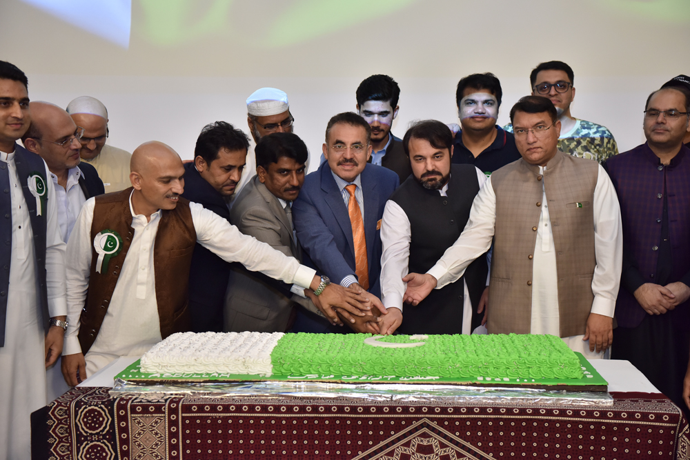 Officials cutting a cake to mark 75th Anniversary of Pakistan’s Independence Day during an event organised by Read Pakistan.