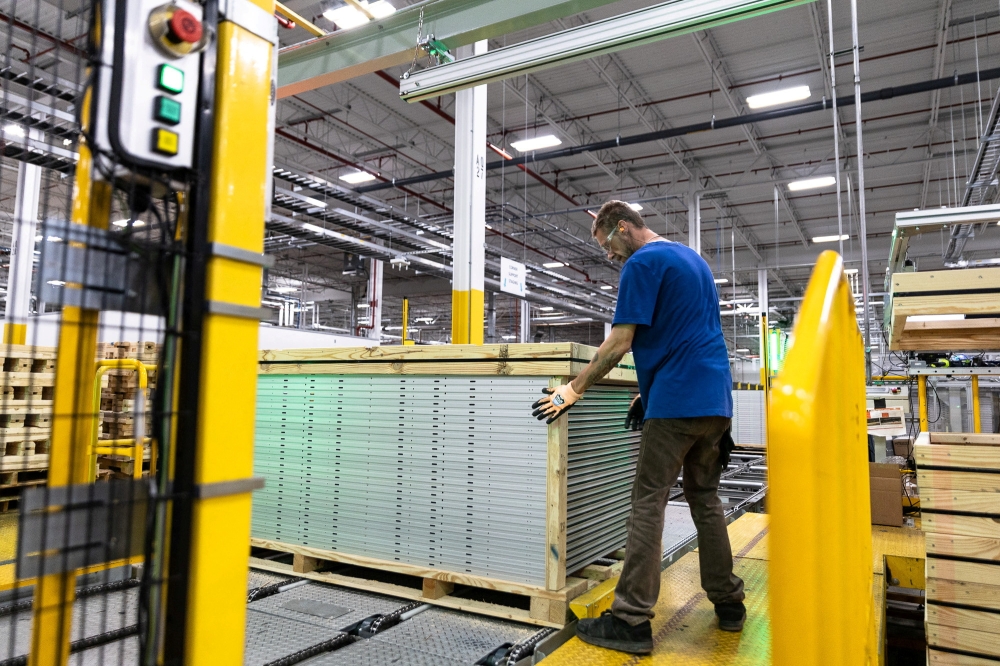 A worker builds a crate for solar panels at First Solar in Perrysburg, Ohio July 8, 2022. REUTERS/Megan Jelinger/File Photo