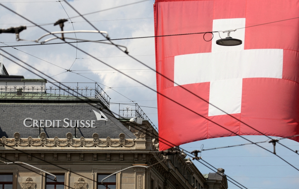 Switzerland's national flag flies in front of the headquarters of Swiss bank Credit Suisse in Zurich, Switzerland, July 27, 2022. (REUTERS/Arnd Wiegman)

