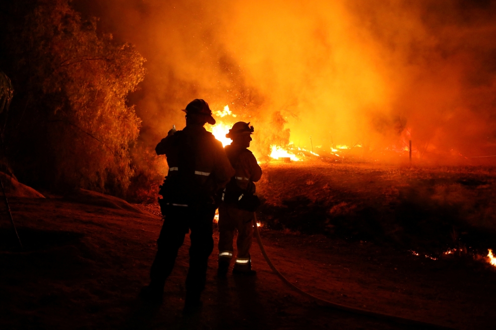 Firefighters respond as the Fairview Fire burns near Hemet, California, U.S., September 5, 2022. REUTERS/David Swanson