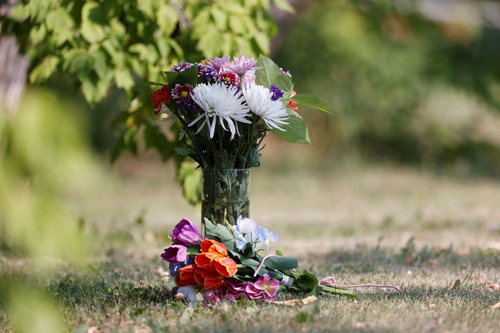 Flowers stand outside a house that was investigated by police as a crime scene, after a stabbing spree killed 10 people on the James Smith Cree Nation and nearby town of Weldon, in Weldon, Saskatchewan, Canada September 5, 2022. Reuters/David Stobbe