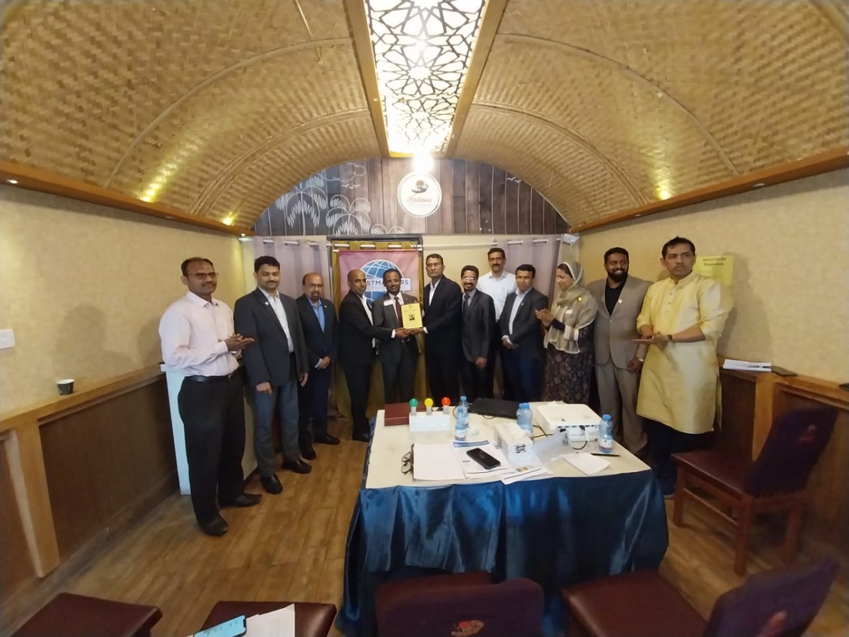 Club President Basheer Ahmed presents a memento to Raghavan Menon in the presence of other members.