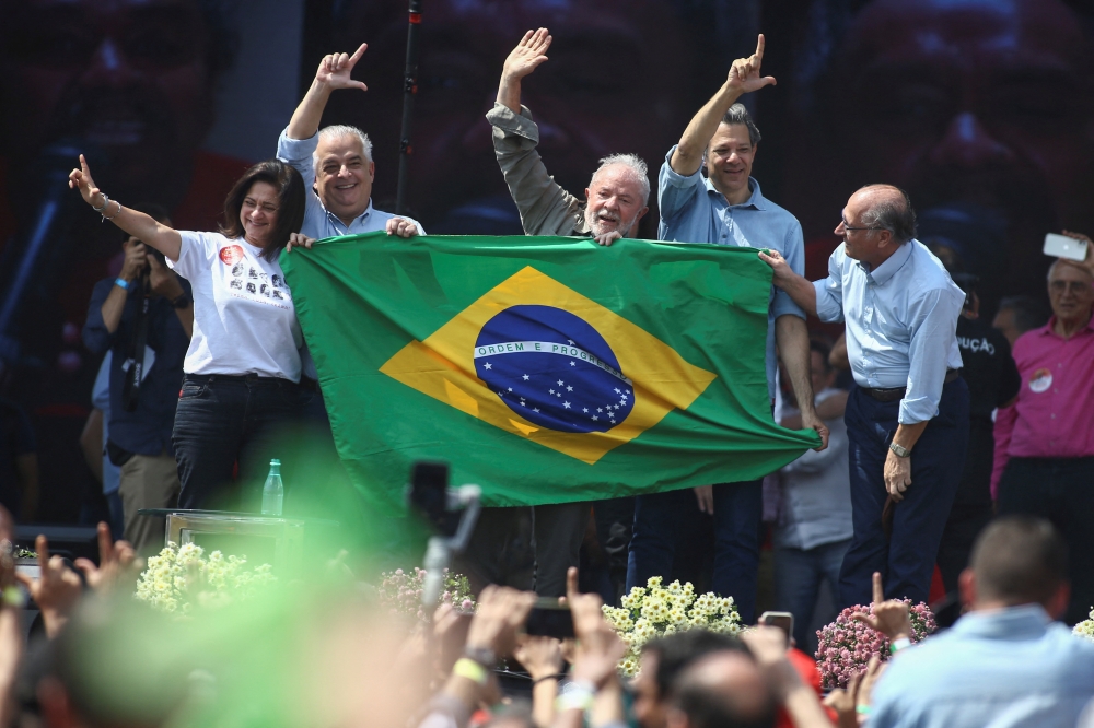Former President of Brazil and current presidential candidate Luiz Inacio Lula da Silva waves during a rally as he campaigns for the national election, in Taboao da Serra, Brazil, on August 10, 2022. REUTERS/Carla Carniel 