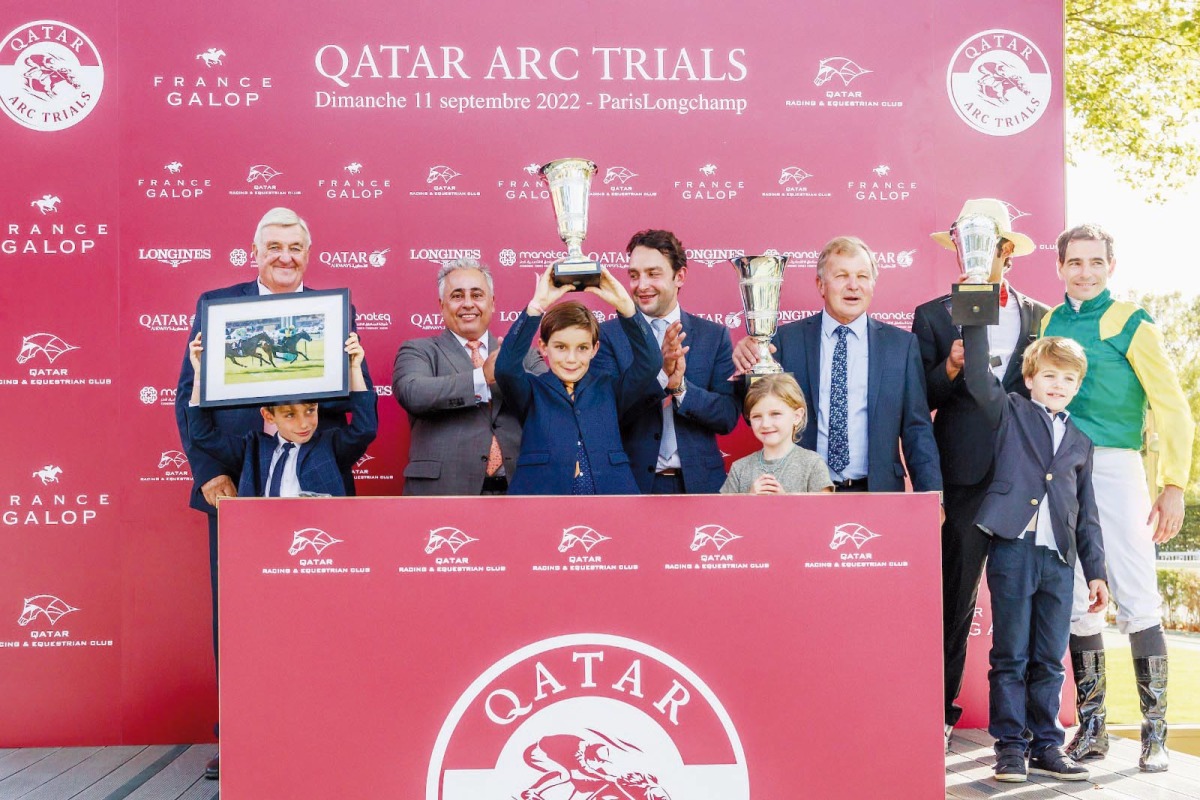 Qatar's Ambassador to France, H E Sheikh Ali bin Jassim Al Thani, with the connection of Berneuil during the presentation ceremony after the Antoine Gilbert-owned gelding won the Qatar Prix du Petit Couvert (Gr.3).