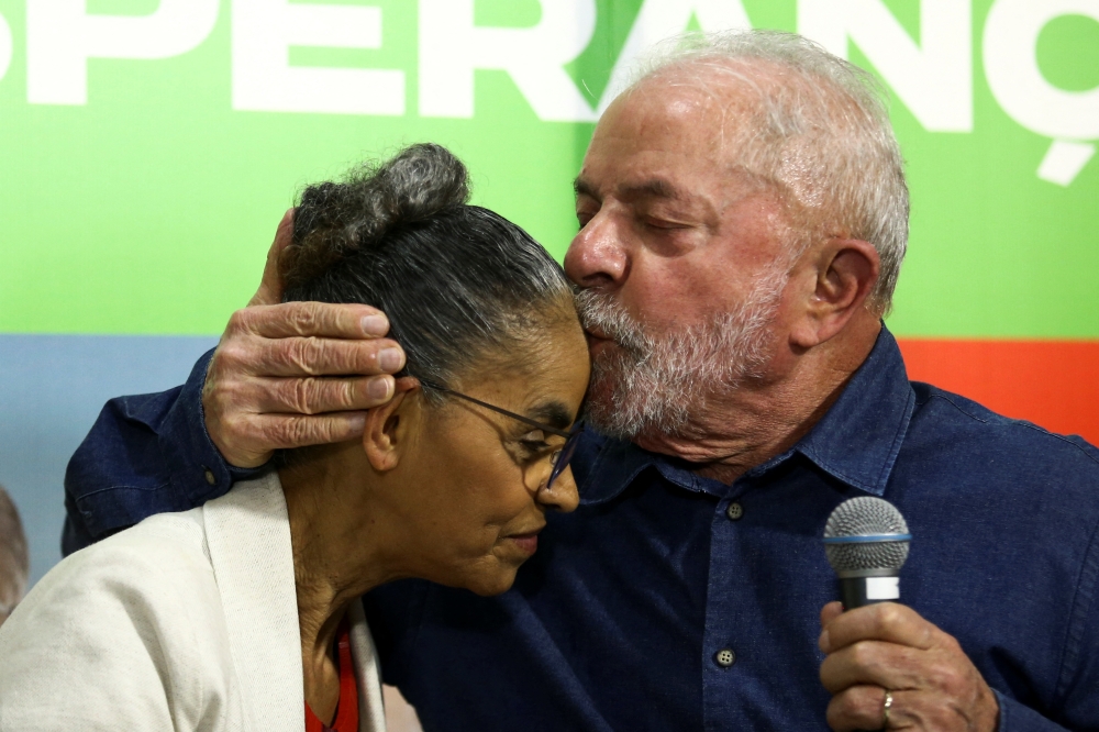 Former Brazil's President and current presidential candidate Luiz Inacio Lula da Silva kisses former Minister of Environment Marina Silva during a news conference in Sao Paulo, Brazil, on September 12, 2022. (REUTERS/Carla Carniel)