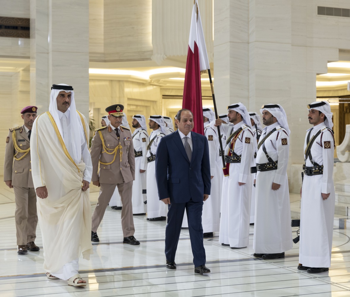 Amir H H Sheikh Tamim bin Hamad Al Thani and President of Egypt H E Abdel Fattah El Sisi inspect a guard of honour at the Amiri Diwan yesterday.
