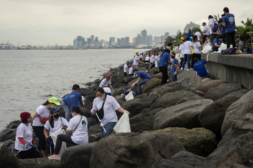 Volunteers pick up trash along the shore of Manila Bay on International Coastal Cleanup Day in Pasay City, Philippines, September 17, 2022. Reuters/Eloisa Lopez
 