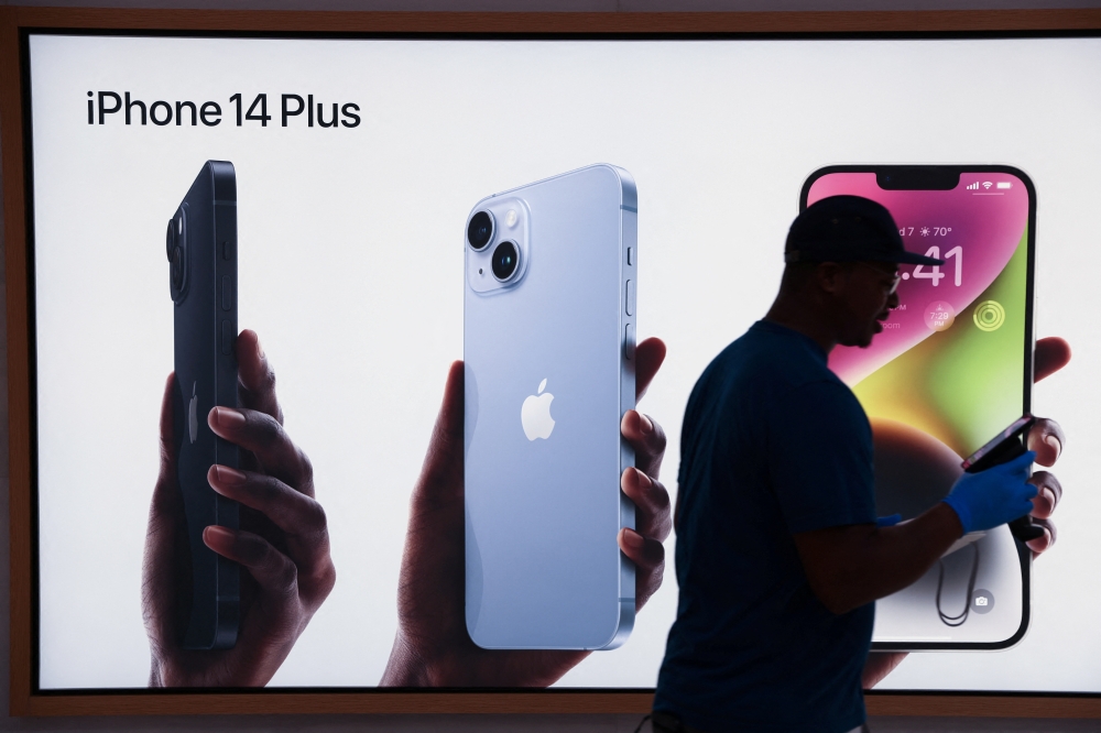 Signage is seen at the Apple Fifth Avenue store for the release of the Apple iPhone 14 range in Manhattan, New York City, U.S., September 16, 2022. Reuters/Andrew Kelly
