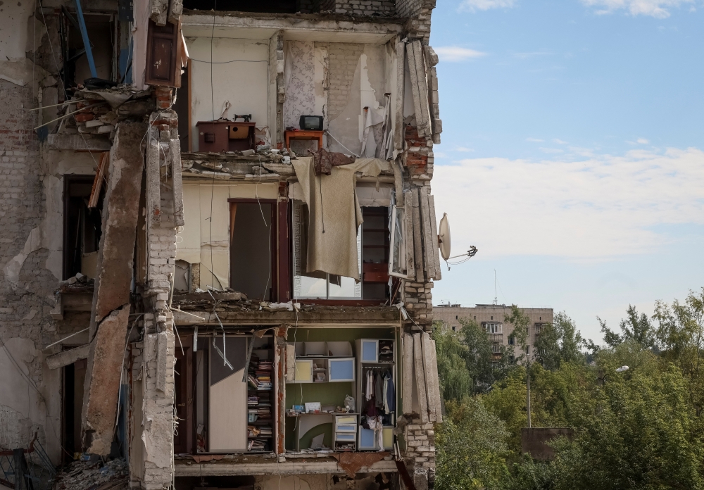 A damaged apartment house is seen, as Russia's attack on Ukraine continues, in the town of Izium, recently liberated by Ukrainian Armed Forces, in Kharkiv region, Ukraine September 17, 2022. REUTERS/Gleb Garanich