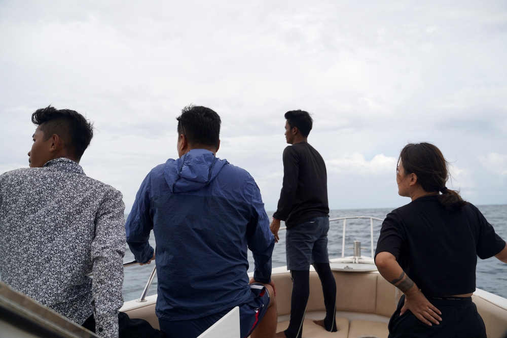 Volunteer rescuers search in the sea for survivors close to the location where a boat carrying Chinese nationals sank off the coastal town of Sihanoukville, Cambodia, on September 23, 2022. REUTERS/Cindy Liu