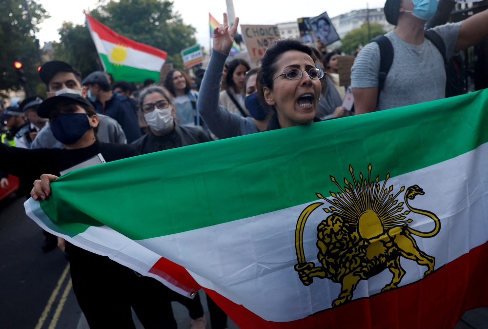 Protestors stand in solidarity with Iranian women after the death of Mahsa Amini, in London on September 24, 2022. REUTERS/Clodagh Kilcoyne/File Photo
 
