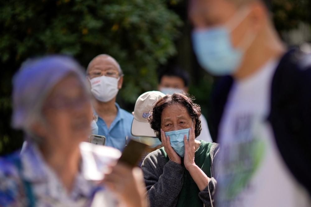 People line up to get tested for the coronavirus disease (Covid-19) at a nucleic acid testing site at a residential area, in Shanghai, China, on September 25, 2022. (REUTERS/Aly Song)