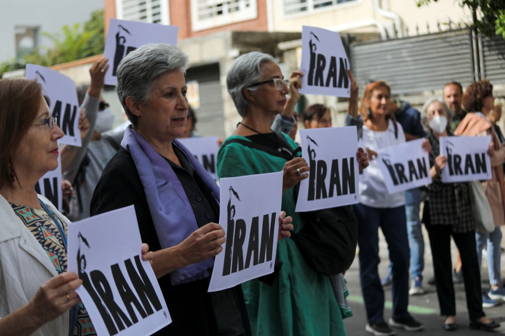 People take part in a protest in front of the Iranian Embassy in support of anti-regime protests in Iran following the death of Mahsa Amini, in Madrid, Spain on September 28, 2022. REUTERS/Violeta Santos Moura
 