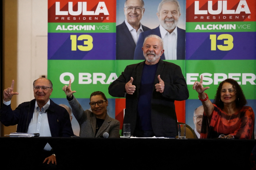 Former Brazil's President and current presidential candidate Luiz Inacio Lula da Silva gestures during a meeting with campaign associates for the second round of elections, in Sao Paulo, Brazil, on October 3, 2022. REUTERS/Carla Carniel/File Photo