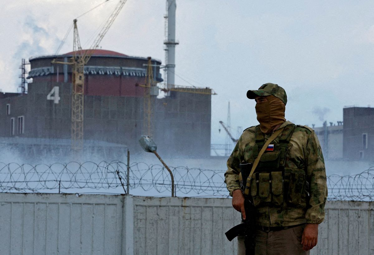 A serviceman with a Russian flag on his uniform stands guard near the Zaporizhzhia Nuclear Power Plant in the course of Ukraine-Russia conflict outside the Russian-controlled city of Enerhodar in the Zaporizhzhia region, Ukraine, August 4, 2022. (REUTERS/Alexander Ermochenko)