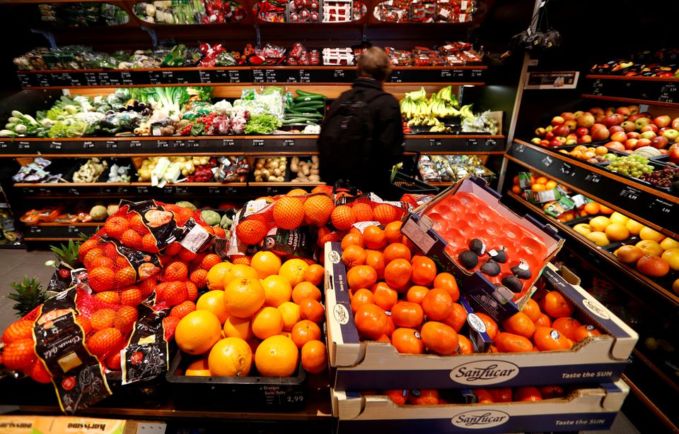 Full shelves with fruits are pictured in a supermarket during the spread of the coronavirus disease (COVID-19) in Berlin, Germany, March 17, 2020. REUTERS/Fabrizio Bensch

