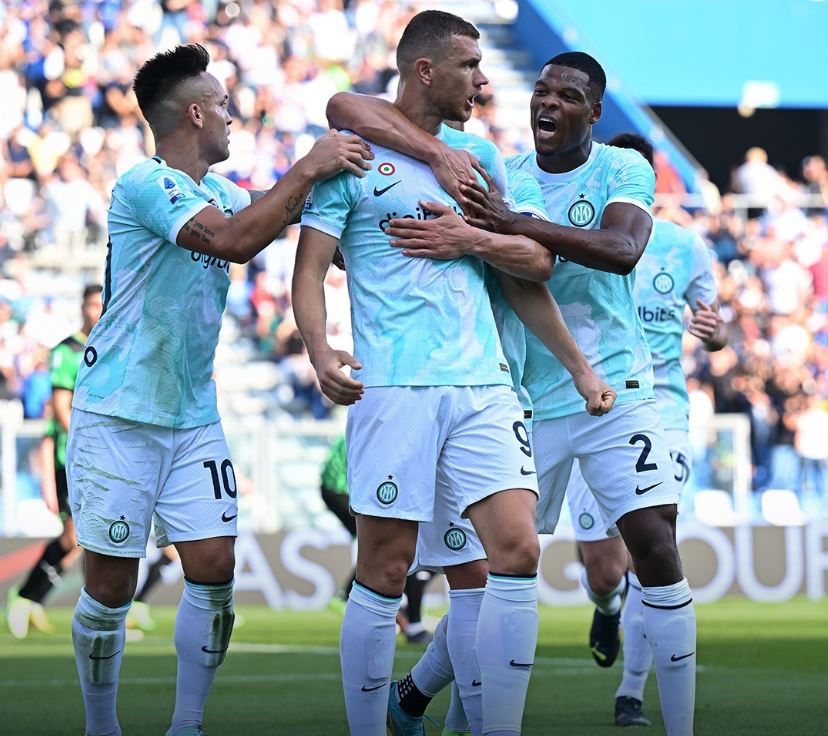 Inter Milan's Edin Džeko celebrates with teammates after scoring a goal against Sassuolo during their Serie A match at the Stadio Mapei - Citta del Tricolore in Reggio Emilia, Italy, on Saturday.
