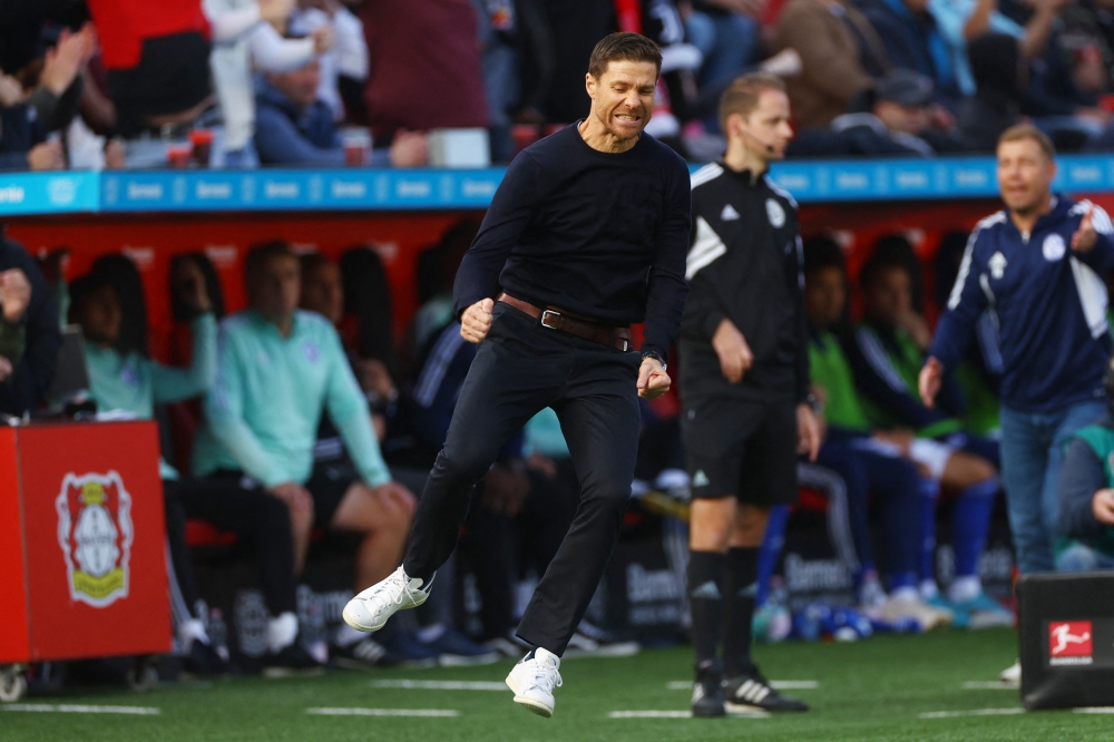 Bayer Leverkusen coach Xabi Alonso celebrates their first goal scored by Moussa Diaby during the Bundesliga match against Schalke 04 at the BayArena, Leverkusen, Germany, on October 8, 2022.  REUTERS/Kai Pfaffenbach