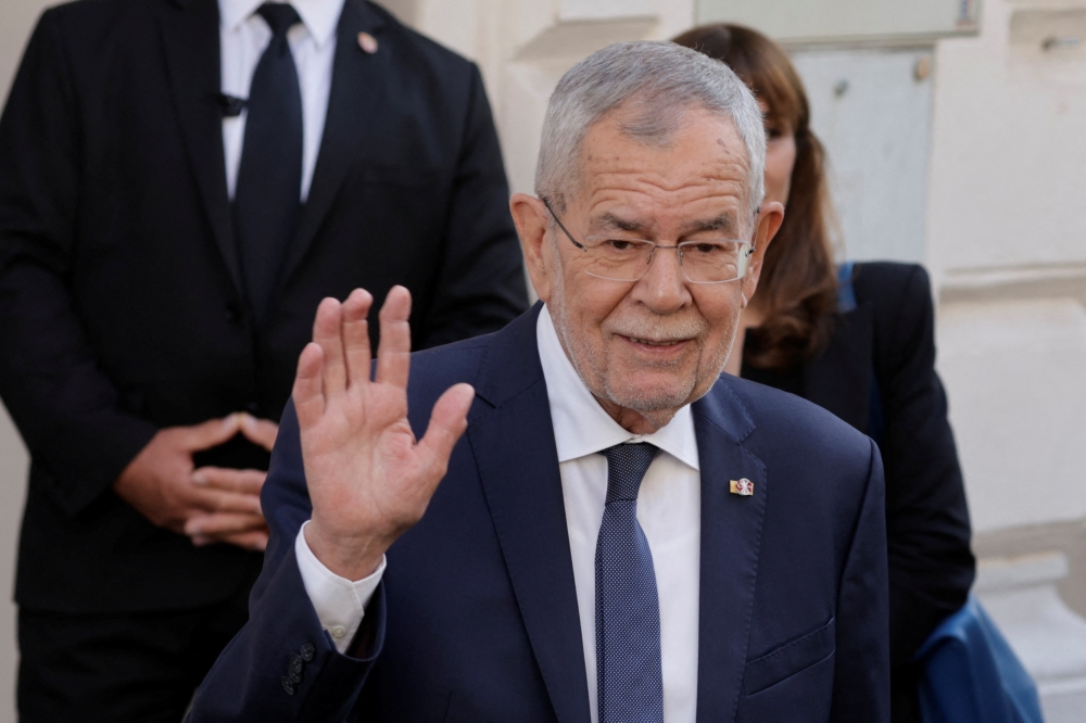 Austrian President Alexander Van der Bellen waves outside the polling station during presidential elections in Vienna, Austria, October 9, 2022. (REUTERS/Leonhard Foeger)
