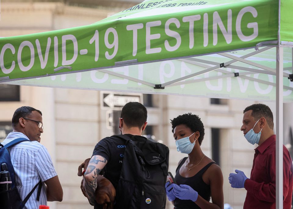 People wait to take coronavirus disease (COVID-19) tests at a pop-up testing site in New York City, U.S., July 11, 2022. REUTERS/Brendan McDermid/File Photo
