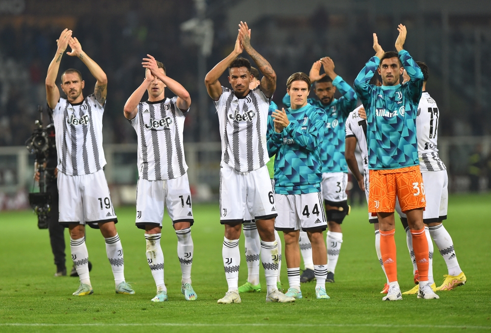 Juventus' Leonardo Bonucci celebrates with teammates after the Serie A match against Torino at the Stadio Olimpico Grande Torino, in Turin on October 15, 2022.  REUTERS/Massimo Pinca